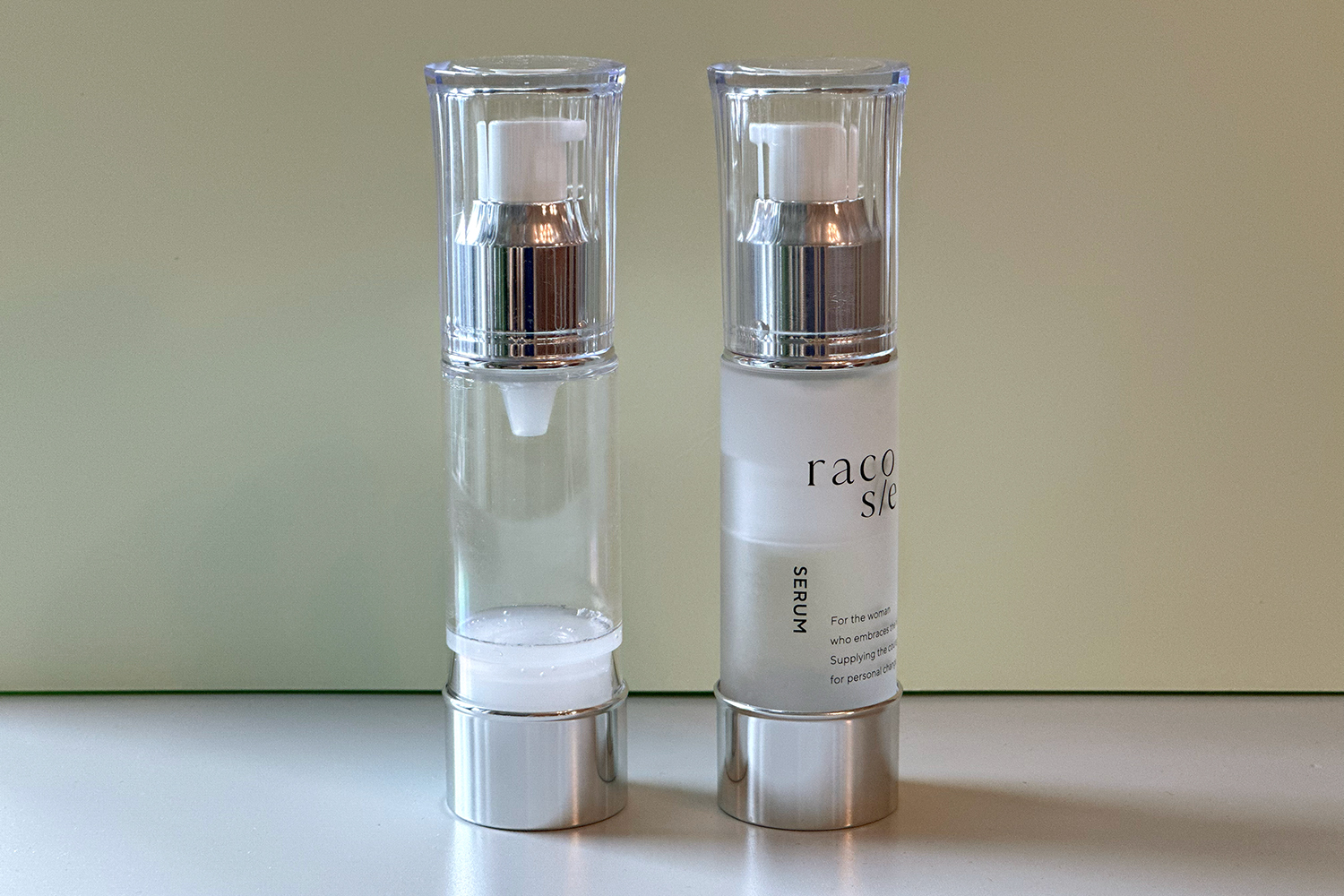racosie(ラコシェ) モイストエッセンスのエアレス容器